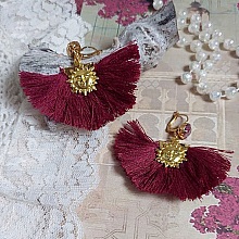 BO Soleil Dark Red mont&eacute;es avec pompons Bordeaux, pinces demi-lune, breloques et cabochons Cristal Swarovski